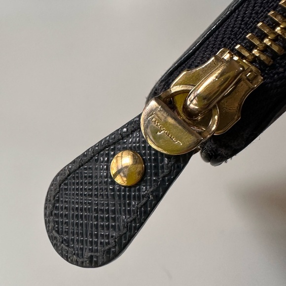 ❌SOLD❌EUC Salvatore Ferragamo Zip Wallet - Picture 4 of 12